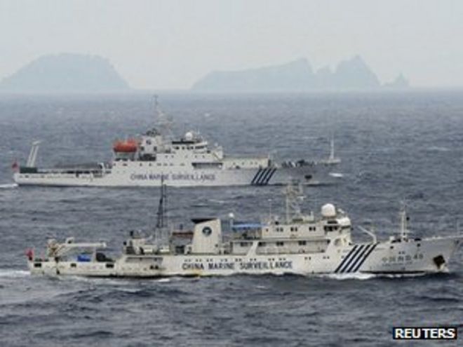 23 апреля 2013 года китайские суда наблюдения с оспариваемыми островами Дяоюйдао и Сенкаку на заднем плане