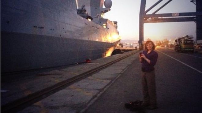 Анна Холлиган готовится сесть на норвежский фрегат HNoMS Helge Ingstad, который поможет в международных усилиях по уничтожению самого опасного химического оружия Сирии