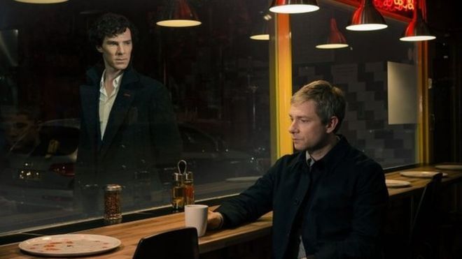 Недостаточная раздаточная фотография, выпущенная Би-би-си Бенедикта Камбербэтча, играющего Шерлока Холмса (слева), и Мартина Фримена, играющего доктора Джона Уотсона из новой серии Шерлока