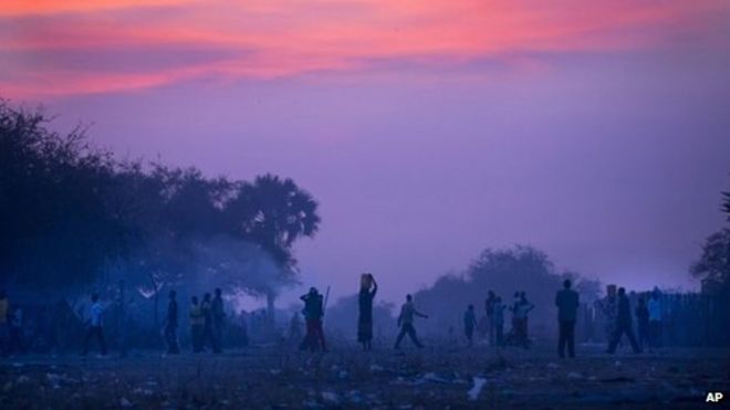 Перемещенные люди, которые бежали из недавних боев между правительством и повстанческими силами, готовятся спать ночью под открытым небом в городе Аэфир, Южный Судан