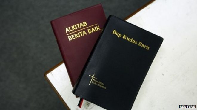 Два экземпляра Библии на малайском (слева) и ибанский диалект видны на этой иллюстрации, сделанной в Куала-Лумпуре