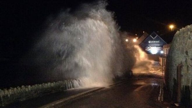 Волны разбиваются во время прилива в Ньюквей