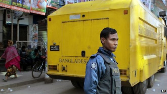 Полицейский возле офиса главной оппозиционной Бангладешской националистической партии (BNP)