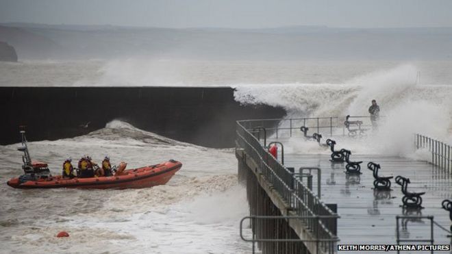 Спасательная шлюпка Aberystwyth достигает 21-летнего мужчины, делающего фотографии на пристани