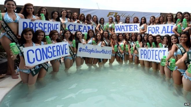 Участники конкурса красоты «Мисс Филиппины-Земля» позируют для фотографий в бассейне во время пресс-презентации в Маниле 22 апреля 2013 года