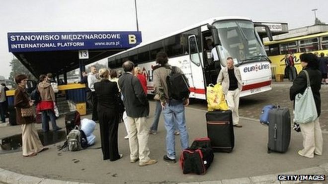 Польские трудовые мигранты уезжают из Польши в Великобританию в 2006 году
