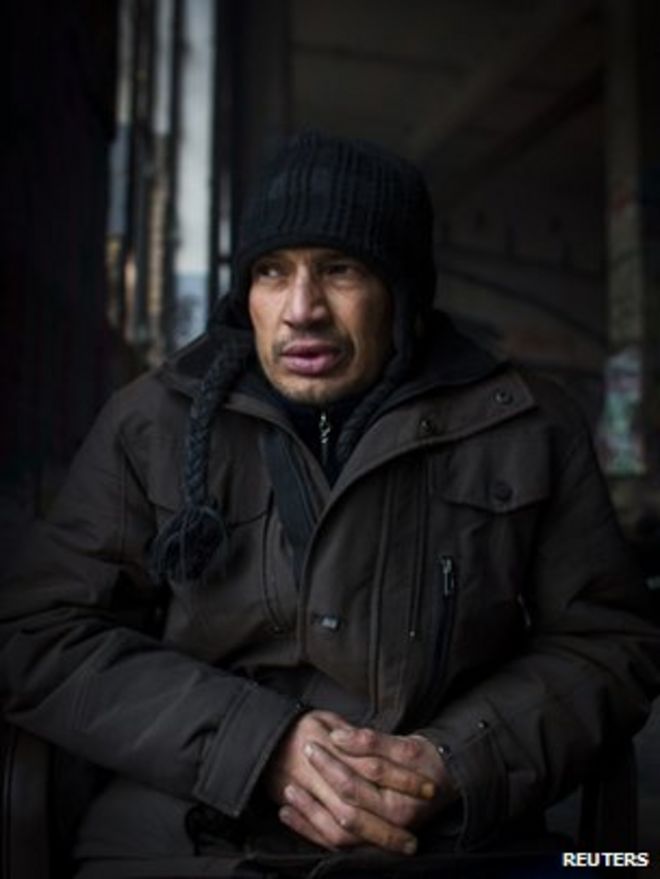 Болгарский цыган Димитар Тодоров сидит на корточках в Берлине, 4 декабря 2013 г.