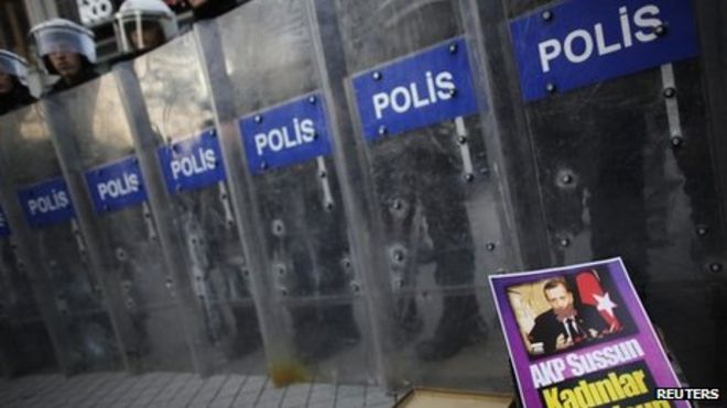 Полиция использует щиты против беспорядков во время антиправительственной акции протеста в Стамбуле, 5 января