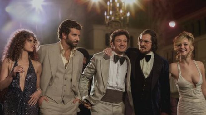 В состав актерского состава American Hustle входят (слева) Эми Адамс, Брэдли Купер, Джереми Реннер, Кристиан Бэйл и Дженнифер Лоуренс