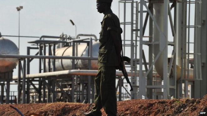 Солдат Южного Судана, стоящий рядом с инфраструктурой полевого перерабатывающего предприятия в штате Юнити (фото из архива 2010 года)