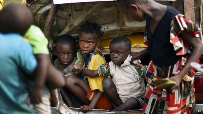 Дети-христиане из деревни Буебу, примерно в 40 км к северу от Банги, упакованы в багажник такси, чтобы избежать насилия на религиозной почве 4 декабря 2013 года