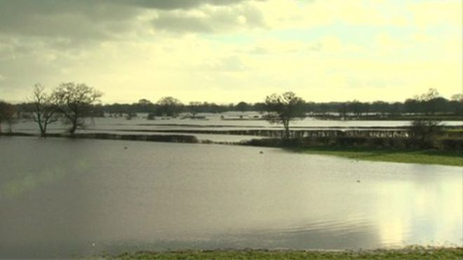 Затопленная сельскохозяйственная земля возле Рексхэма, северный Уэльс