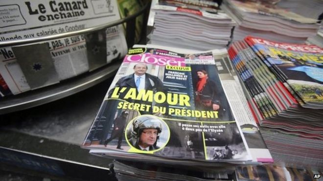 Ближе журнал на газетном киоске в Париже, 10 января