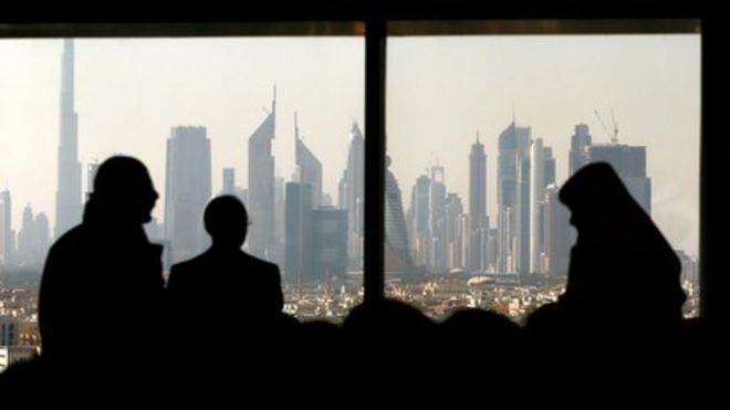 Часть горизонта города Дубай ранним утром от здания Торгово-промышленной палаты Дубая, 20 ноября 2012 года