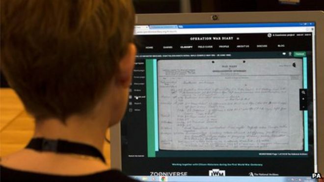 Женщина смотрит на дневник Первой мировой войны на экране компьютера в Национальном архиве