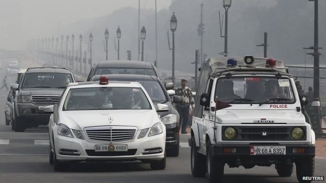 8 января 2014 года вдоль дороги в Нью-Дели едет правительственный автомобиль с красным светом.