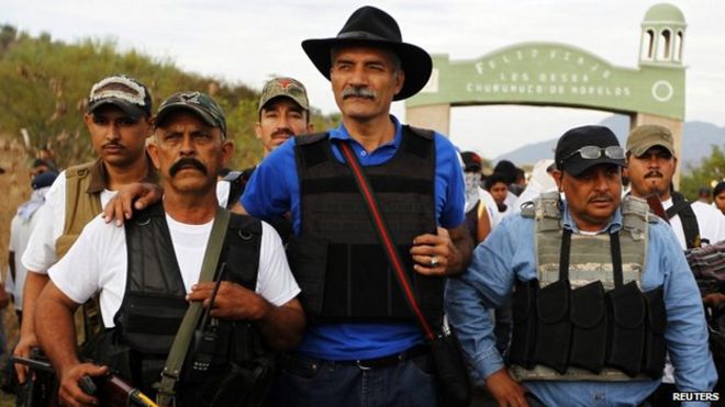 Жозе Мануэль Мирелес (в центре) в штате Мичоакан 29 декабря 2013 г.