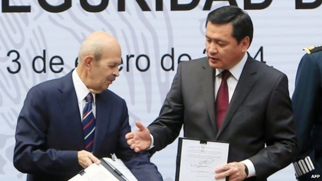 Министр внутренних дел Мексики Мигель Анхель Осорио Чонг (справа) протягивает руку губернатору штата Мичоакан Фаусто Вальехо