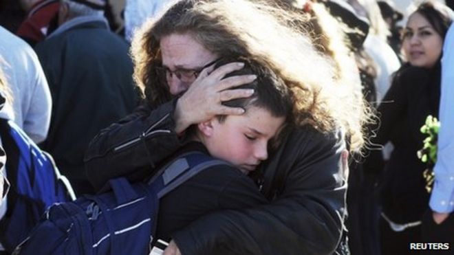 Учащиеся воссоединились с семьей после стрельбы в средней школе Беррендо 14 января 2014 г.