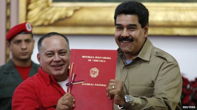 Президент Венесуэлы Николас Мадуро (справа) получает от председателя Национального собрания Диосдадо Кабельо документ, утверждающий закон, который дает ему полномочия указа в Каракасе 19 ноября 2013 года