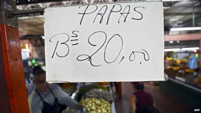 Знак отображает цены на картофель на популярном рынке в Каракасе 24 октября 2013 года