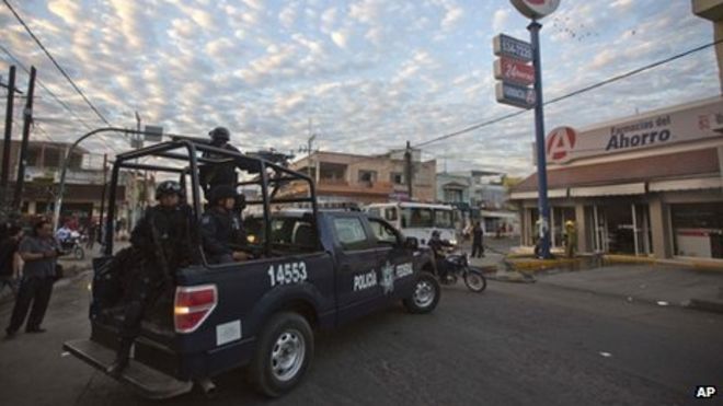 Федеральная полиция возле разрушенной аптеки в Апацингане