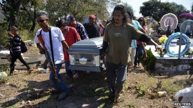 Члены семьи, друзья и дружинник несут гроб Марио Переса на кладбище в Антунесе 15 января 2014 года.