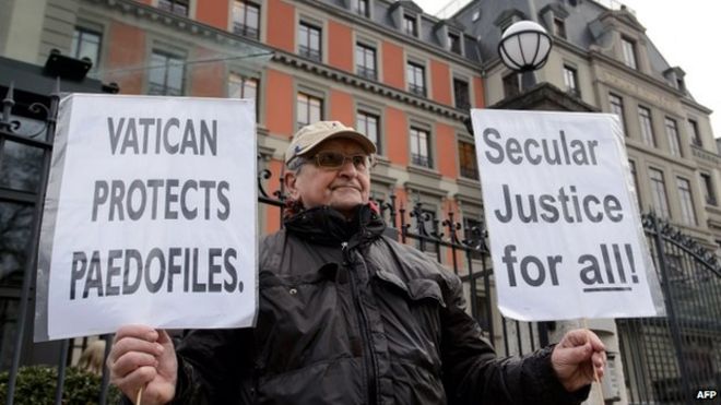 Демонстрант возле агентства ООН по правам человека в Женеве - 16 января