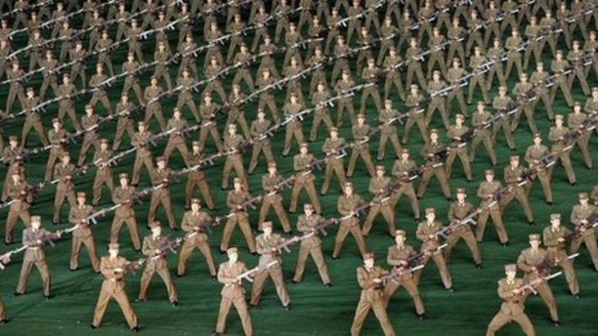 Северокорейские солдаты выступают в первый день мая в столице страны Пхеньяне
