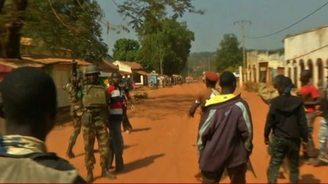 Солдат Африканского союза защищает мусульманина от христианских милиционеров
