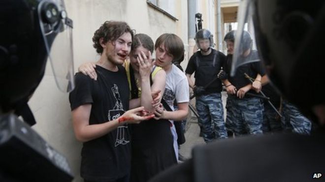 Полиция Санкт-Петербурга охраняет правозащитников-геев, подвергшихся нападению на улице, 29 июня 13