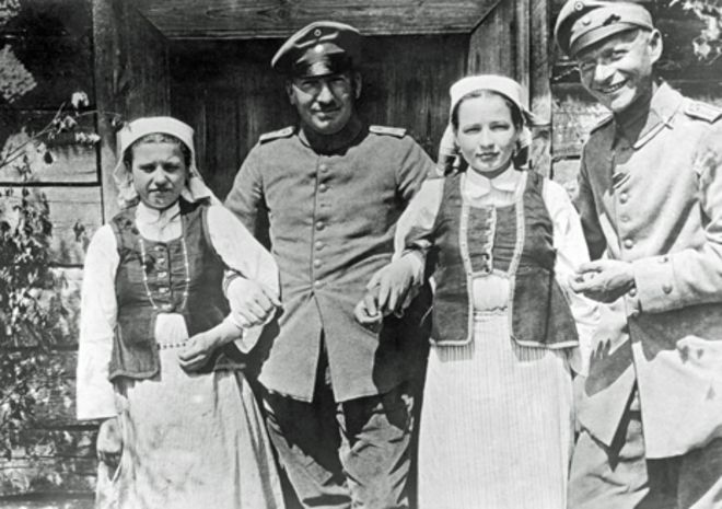 Немецкие солдаты и польские девушки