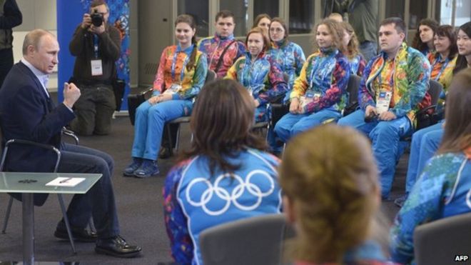 Президент России Владимир Путин беседует с олимпийскими волонтерами в Сочи, 17 января