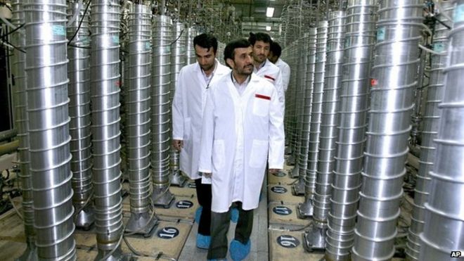 Бывший президент Ирана Махмуд Ахмадинежад посетил завод по обогащению урана в Натанзе в 2008 году