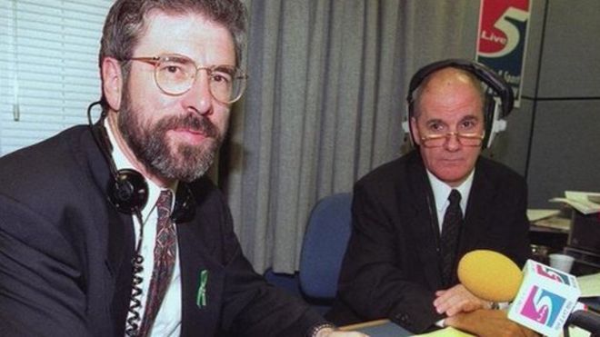Президент "Шинн Фейн" Шинн Фейн выступает на BBC Radio Five Live для продвижения книги в сентябре 1996 года