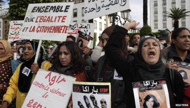Женщины из разных регионов Марокко держат плакаты в столице Рабате в знак протеста против насилия в отношении женщин (24 ноября 2013 года)