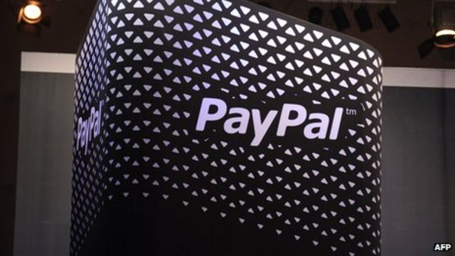 Логотип PayPal отображается на экране