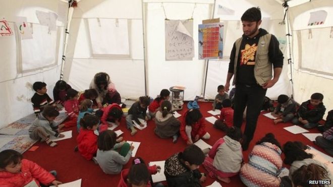 Дети посещают занятия в лагере беженцев Куру Гусик на окраине Эрбиля в Ираке
