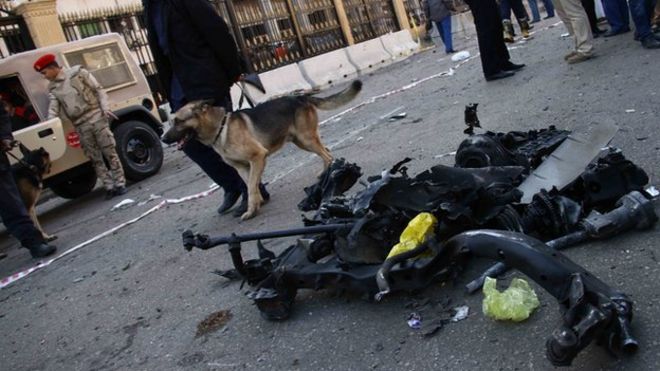 Сцена взрыва автомобильной бомбы в Каире 24 января 2014 года