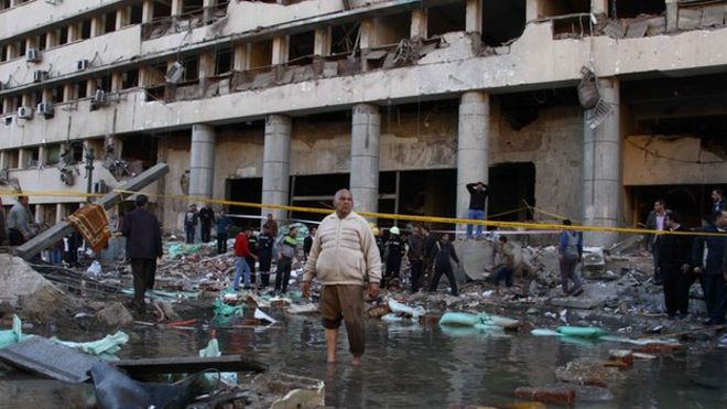 Сцена взрыва автомобильной бомбы в Каире 24 января 2014 года