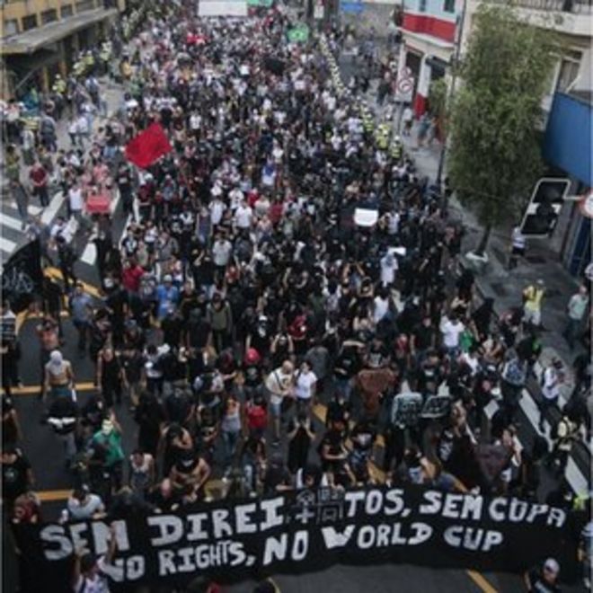 Люди принимают участие в акции протеста в Сан-Паулу, Бразилия, 25 января 2014 года.