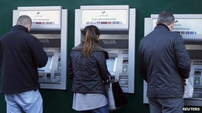Люди, использующие банкоматы Lloyds Bank