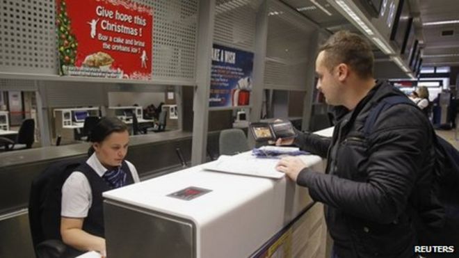Румынский мужчина регистрируется на рейс в Лондон 1 января