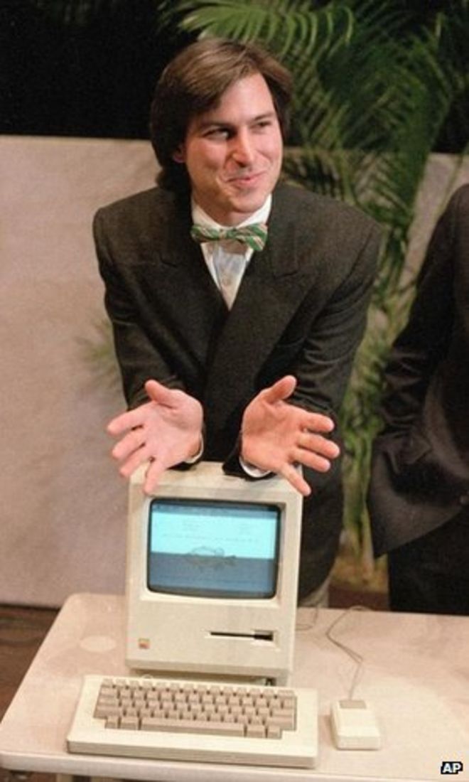 Стив Джобс с оригинальным Macintosh
