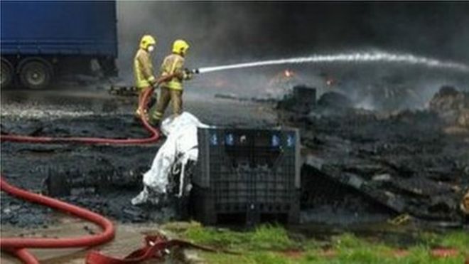Пожарные на месте пожара на заводе