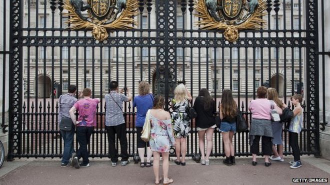 Туристы стояли возле ворот Букингемского дворца