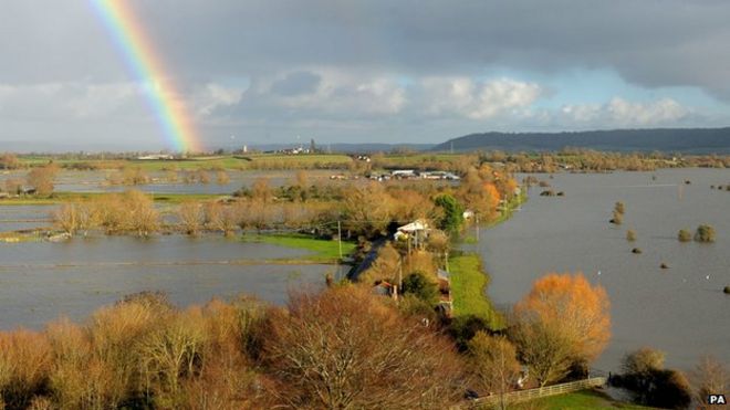 Радуга над паводковой водой, которая покрывает часть Сомерсетских уровней