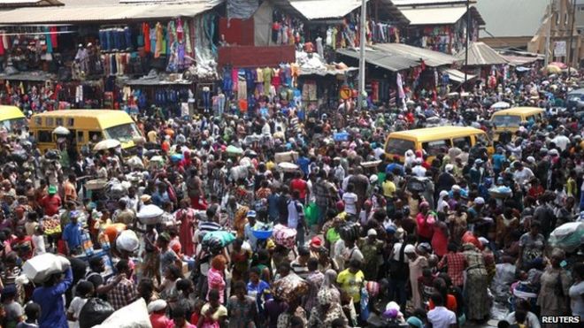 Рынок Балогун в центральном Лагосе, Нигерия - 23 декабря 2013 г.