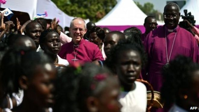 Архиепископ Кентерберийский Джастин Уэлби (C) посетил церковь Всех Святых ECS в Джубе, Южный Судан, 30 января 2014 года.