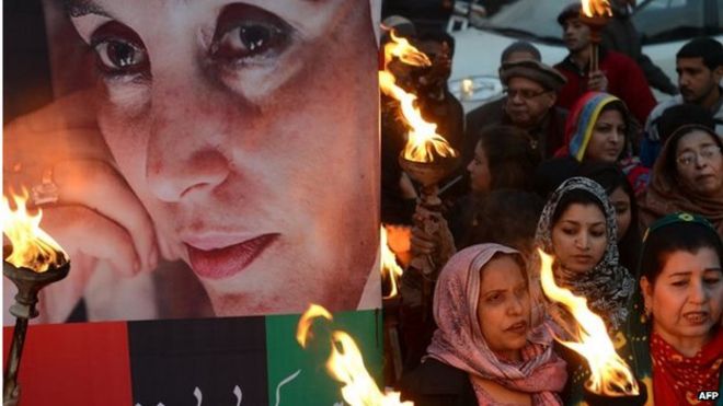 Сторонники бывшего премьер-министра Беназир Бхутто собрались на шестую годовщину ее убийства на митинг в Лахоре 27 декабря 2013 года